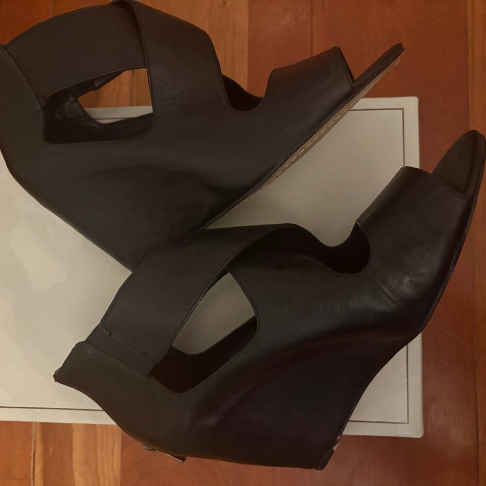 BCBG MAXAZRIA BLACK WEDGE HEEL SANDAL SZ 9.5 - EXCELLENT CONDITION -ORIGINAL BOX